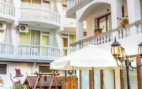 Hotel Yanis